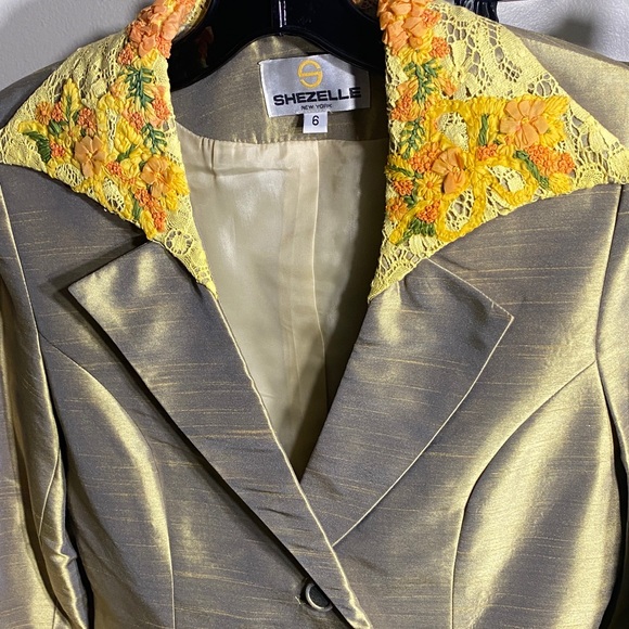 Gold Women's Skirt Set with Floral Collar - Picture 2 of 3